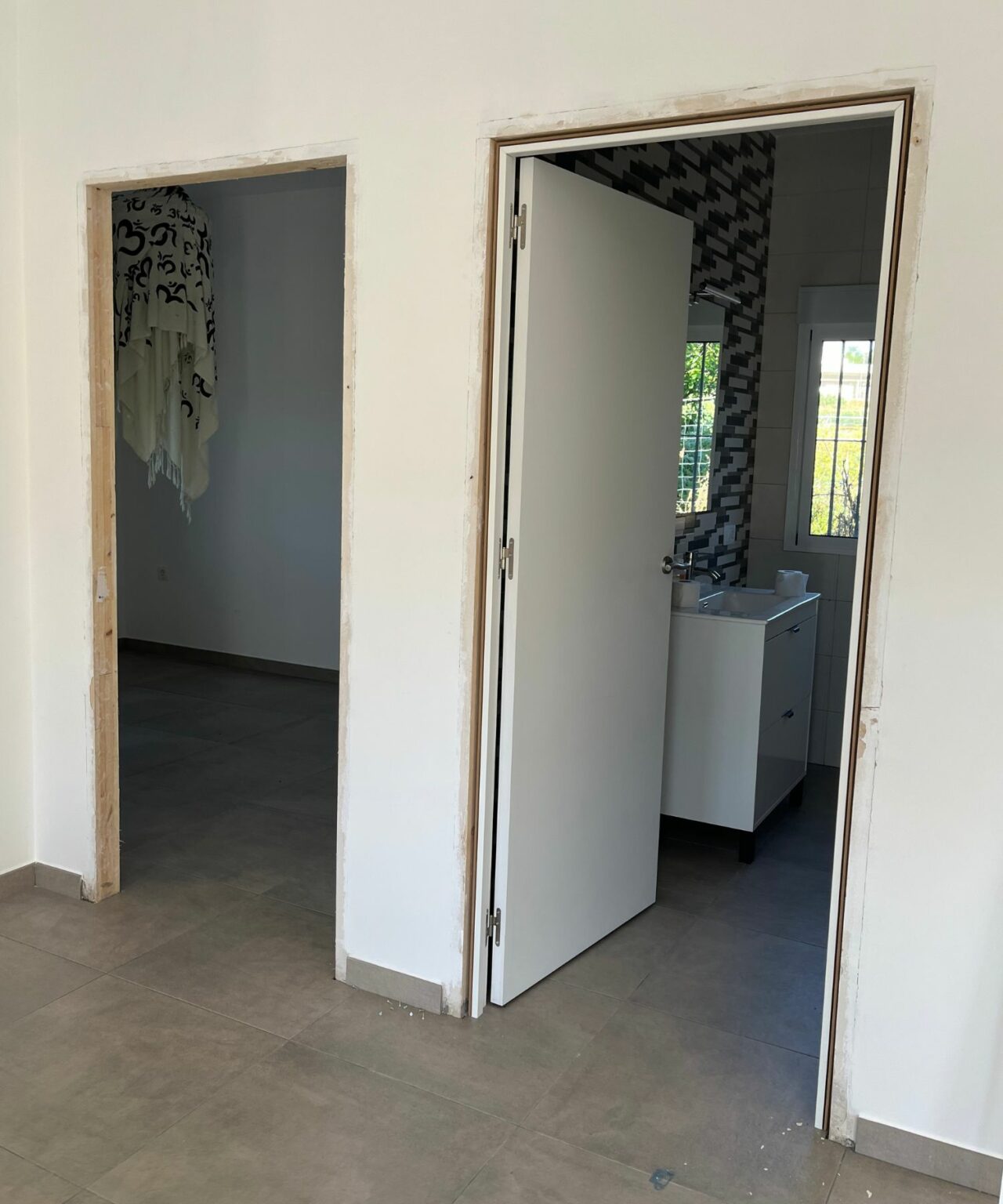 Instalación de Puertas interiores pantografiadas con detalles plata en La Costa del Sol