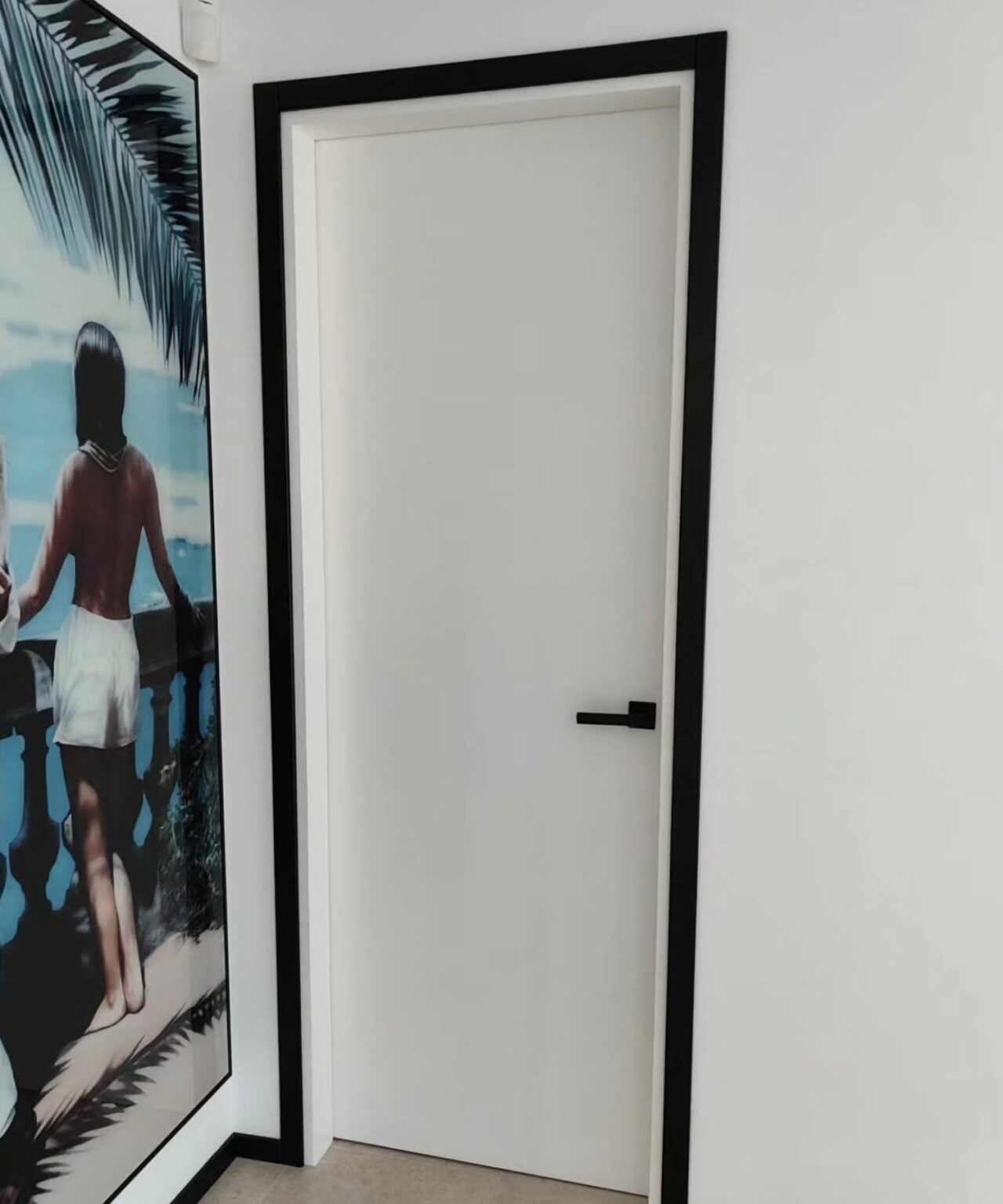 Puertas lisas blancas con tapajuntas y manillas en negro 2