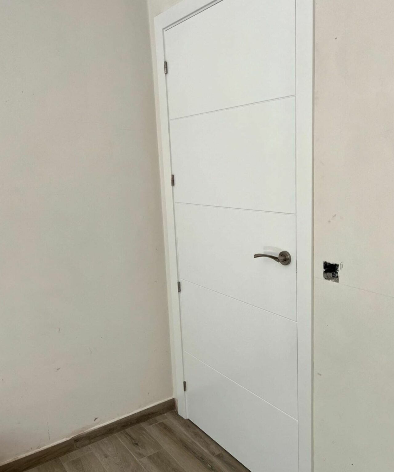 Puertas pantografiadaa , lacadas en blancas con remates en plata