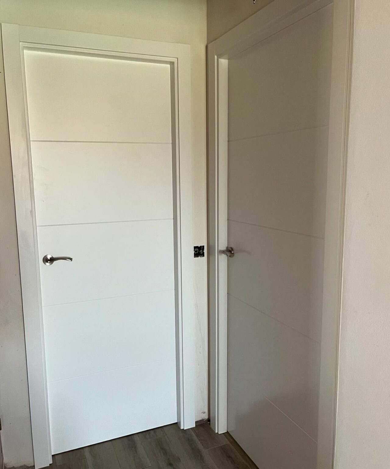 Puertas pantografiadaa , lacadas en blancas con remates en plata 2