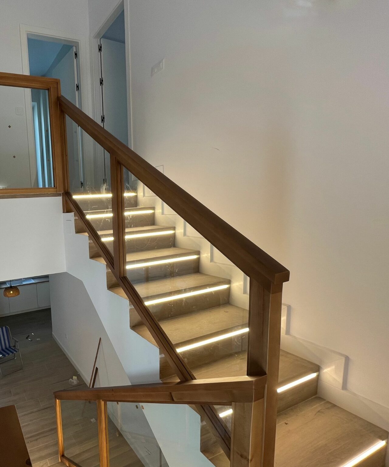 escalera-baranda-interior-madera-led-superior-carpinteria-cadiz-malaga