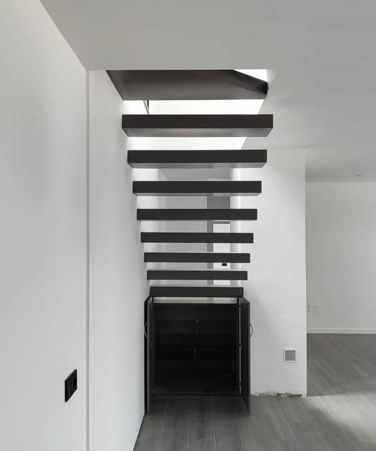 escalera-madera-flotante-negra-carpinteria-cadiz-malaga