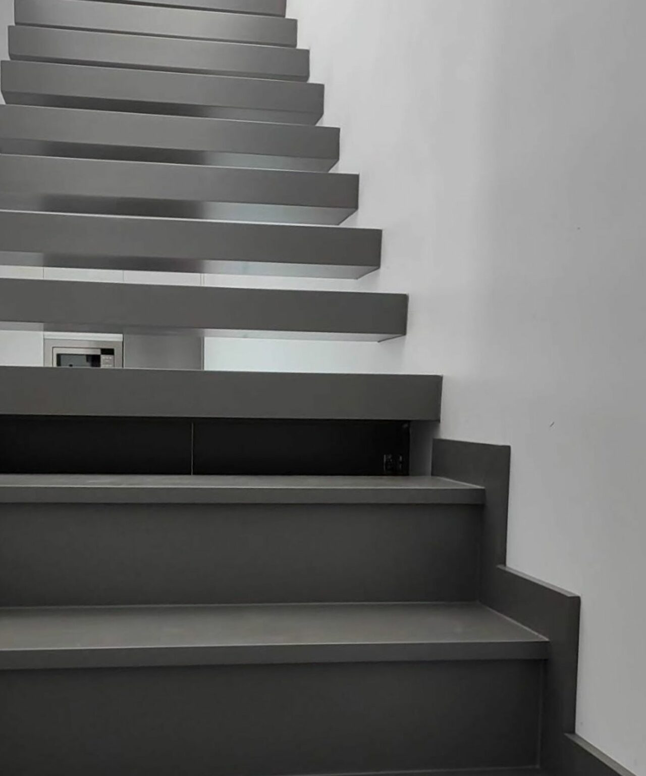 escalera-madera-flotante-negra-carpinteria-cadiz-malaga3
