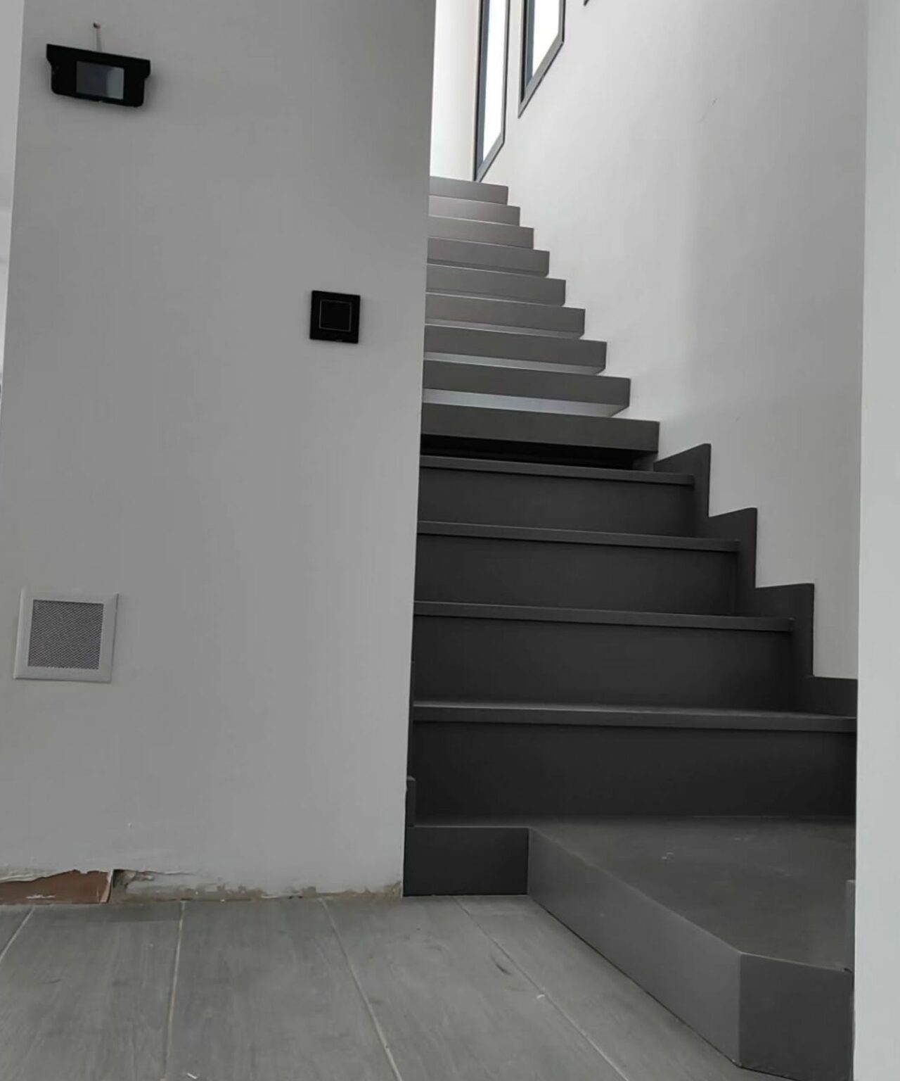 escalera-madera-flotante-negra-inferior-carpinteria-cadiz-malaga