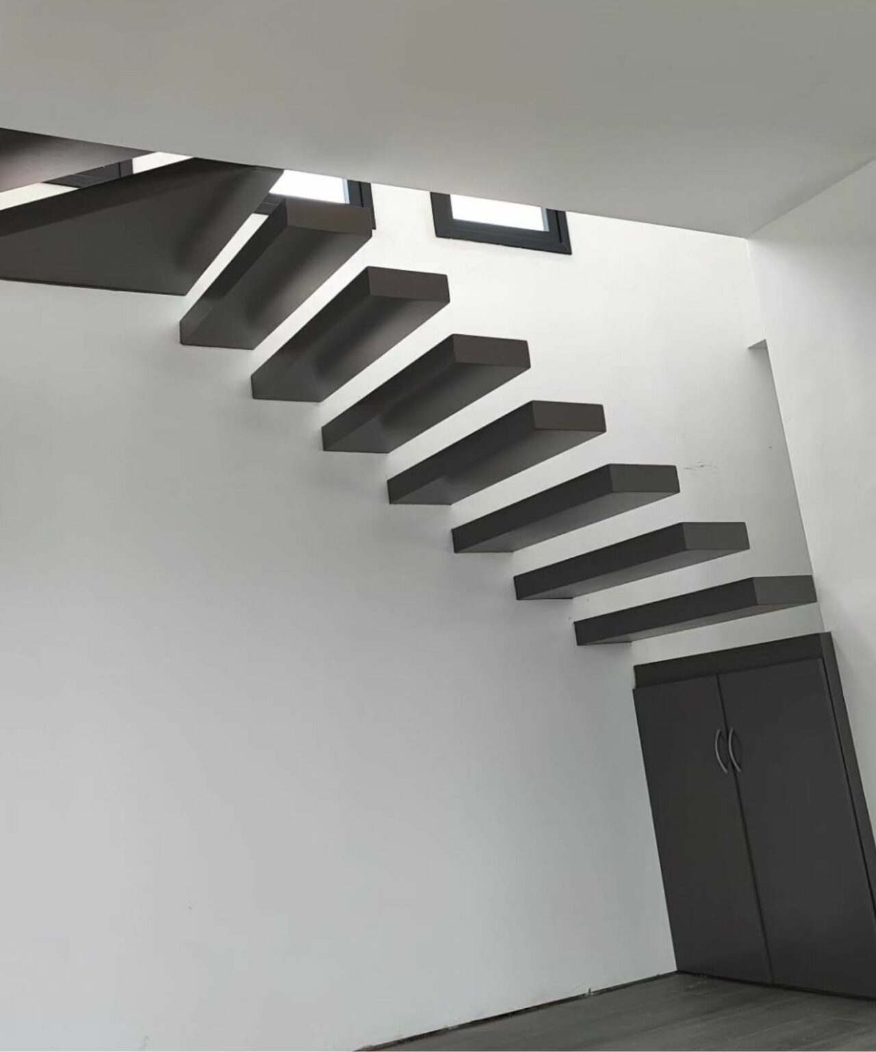 escalera-madera-flotante-negra-lateral-carpinteria-cadiz-malaga