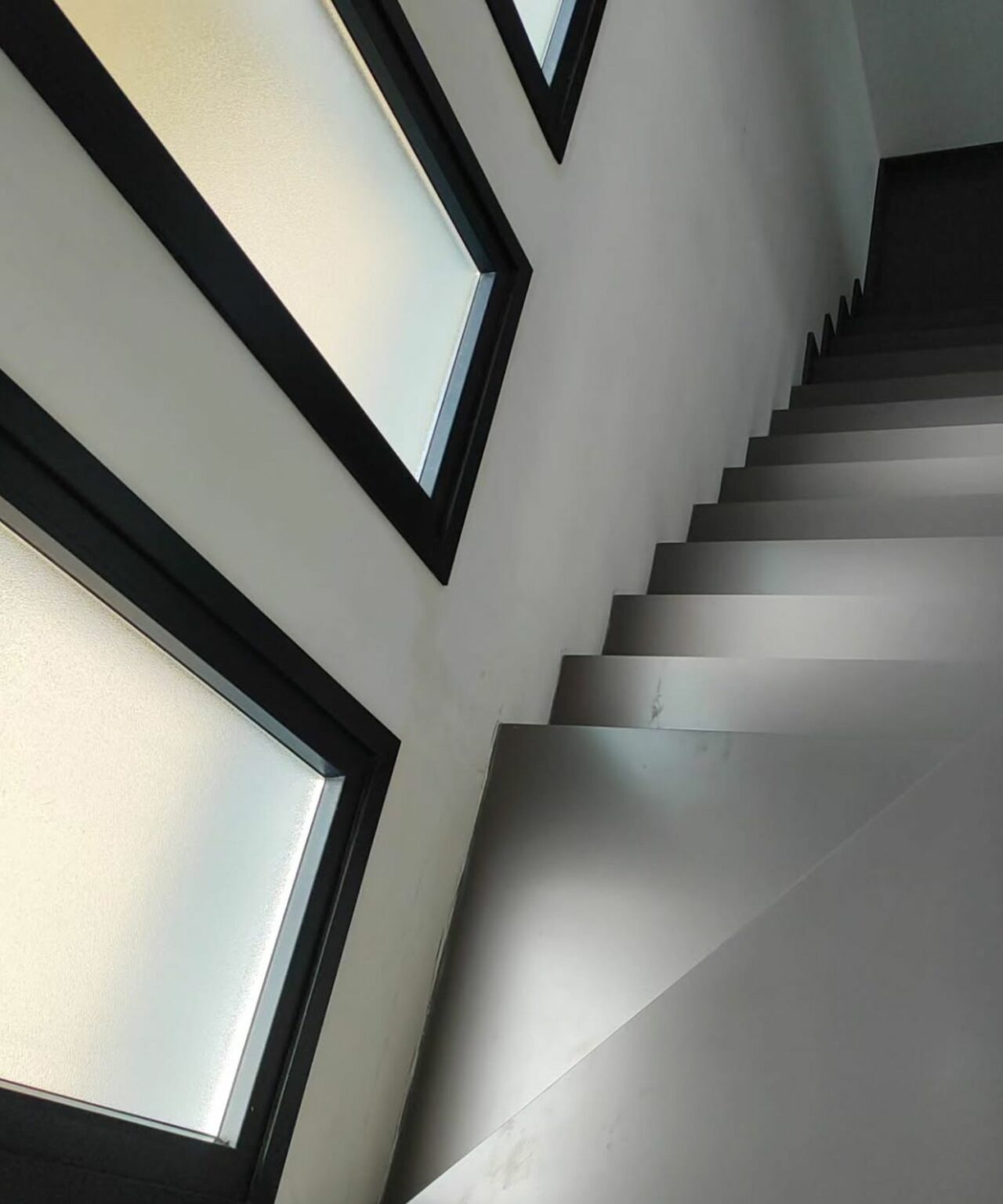 escalera-madera-flotante-negra-superior-carpinteria-cadiz-malaga-sevilla
