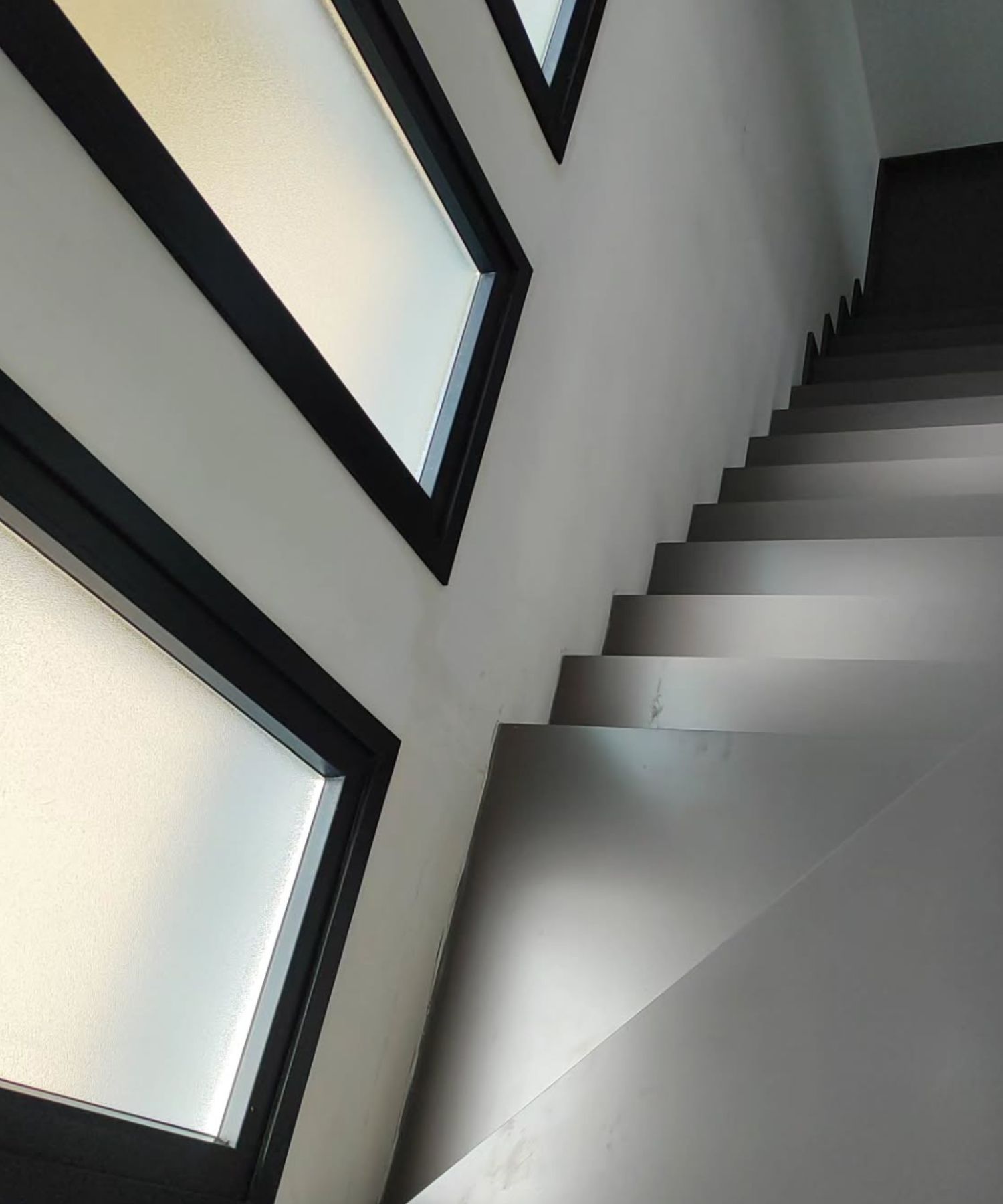 escalera-madera-flotante-negra-superior-carpinteria-cadiz-malaga-sevilla