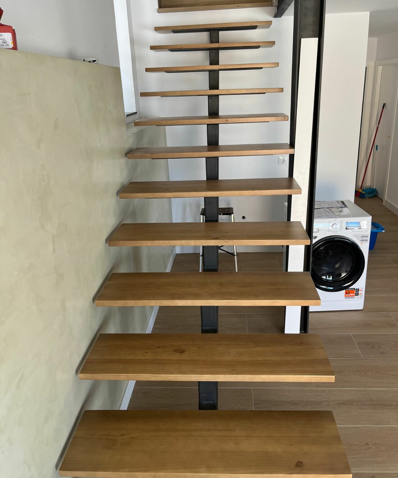 escalera-peldaños-pino-roble-patina-blanca-abajo-carpinteria-cadiz-malaga