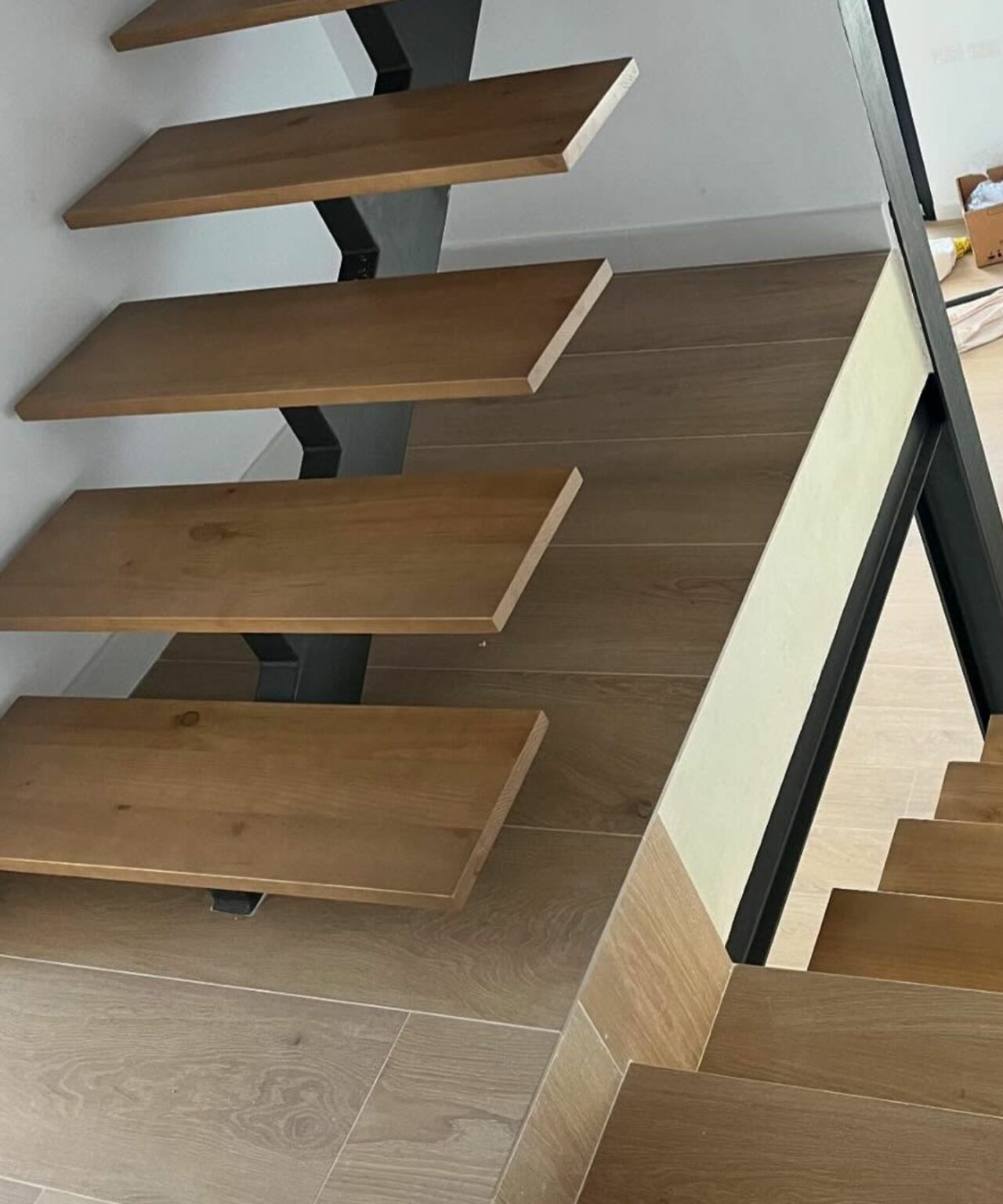 escalera-peldaños-pino-roble-patina-blanca-carpinteria-cadiz-malaga