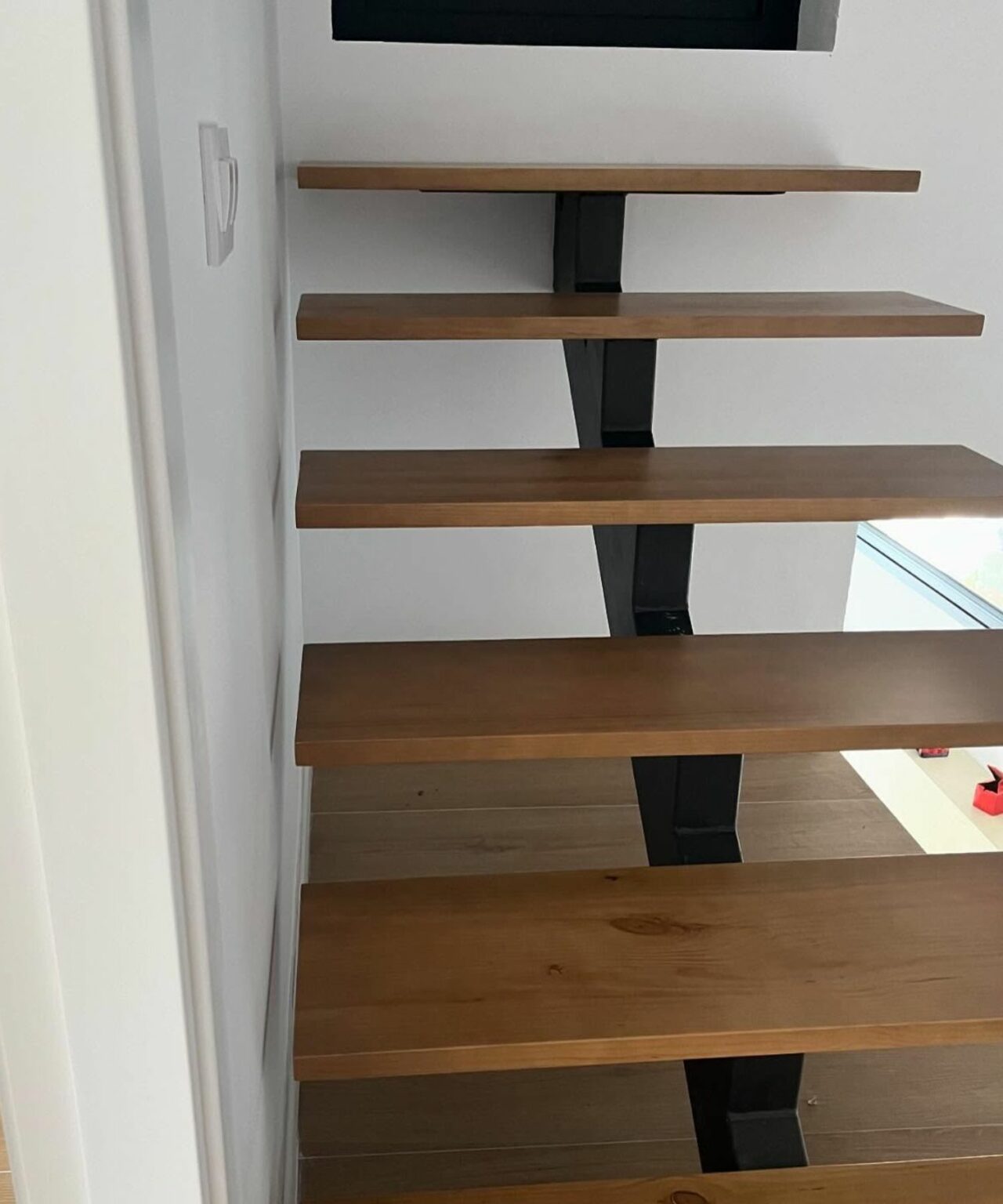 escalera-peldaños-pino-roble-patina-blanca-detalle-carpinteria-cadiz-malaga