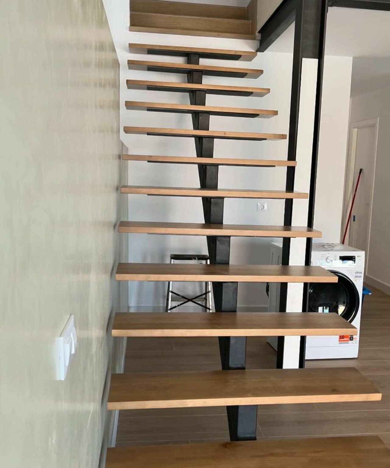 escalera-peldaños-pino-roble-patina-blanca-frontal-carpinteria-cadiz-malaga