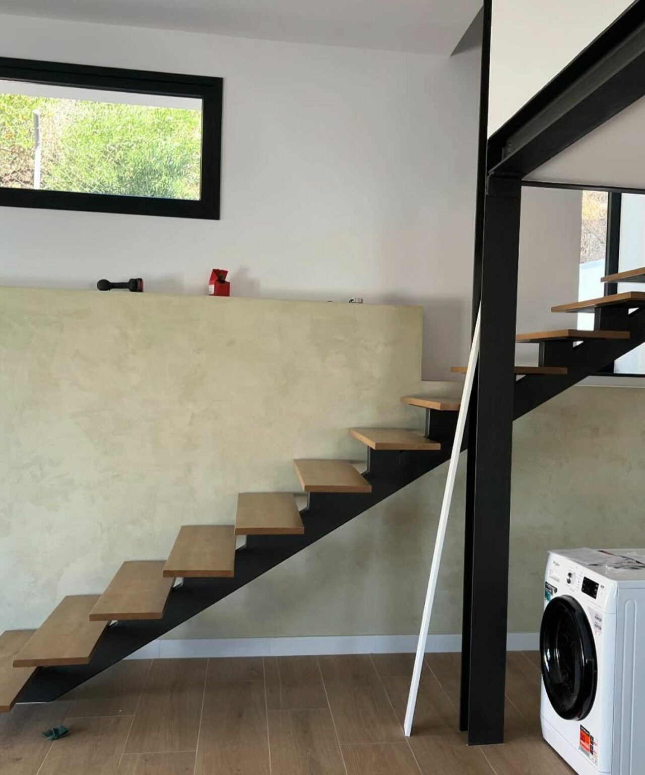 escalera-peldaños-pino-roble-patina-blanca-lateral-carpinteria-cadiz-malaga