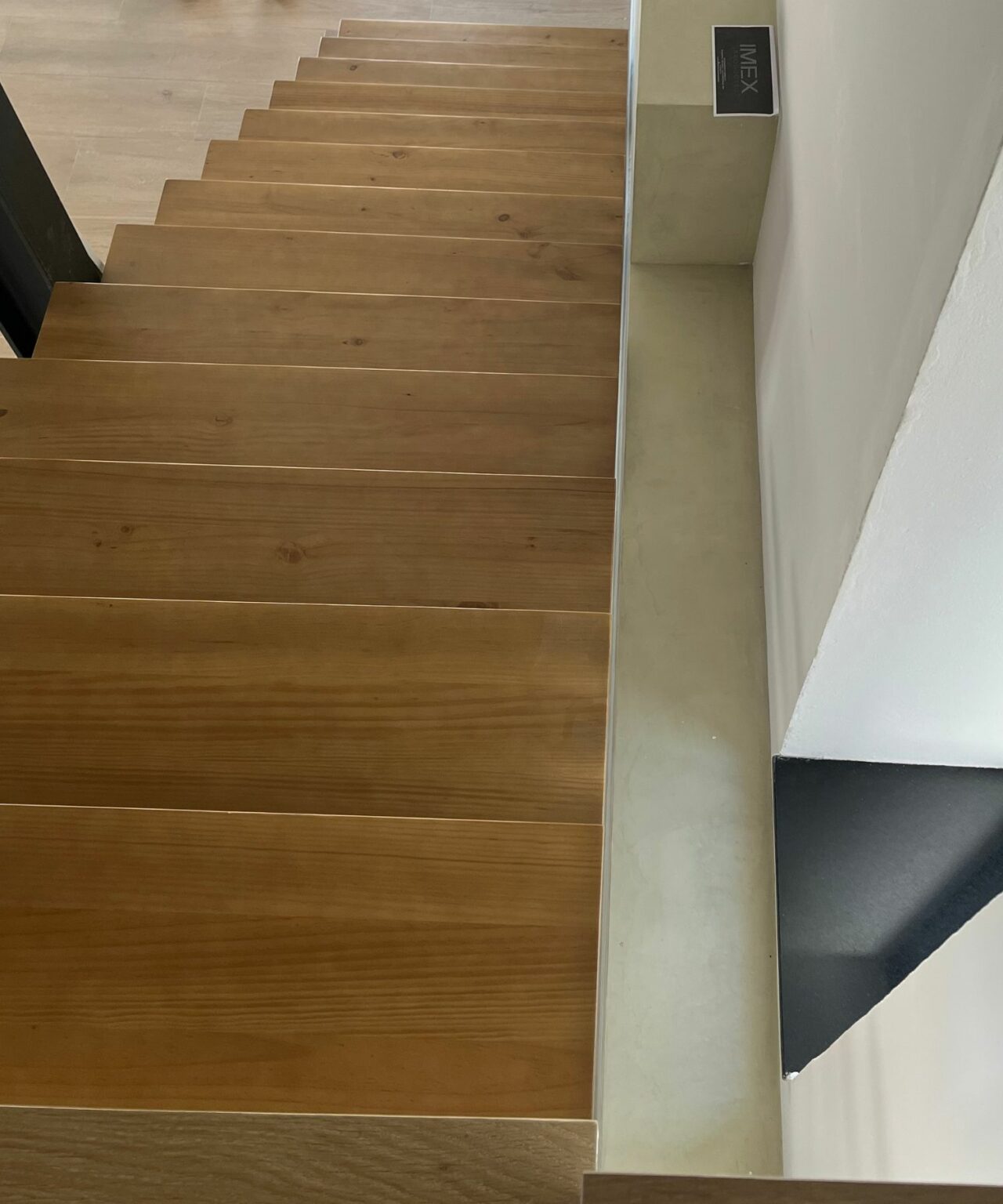 escalera-peldaños-pino-roble-patina-blanca-superior-carpinteria-cadiz-malaga