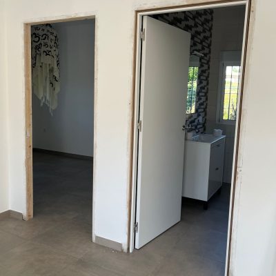 Instalación de Puertas interiores pantografiadas con detalles plata en La Costa del Sol