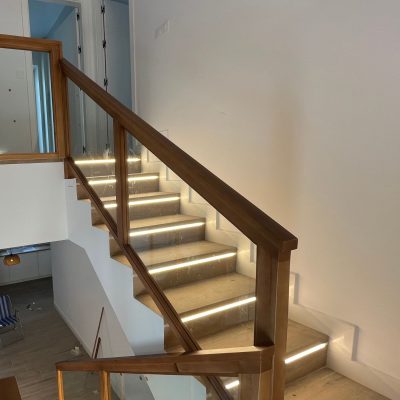escalera-baranda-interior-madera-led-superior-carpinteria-cadiz-malaga